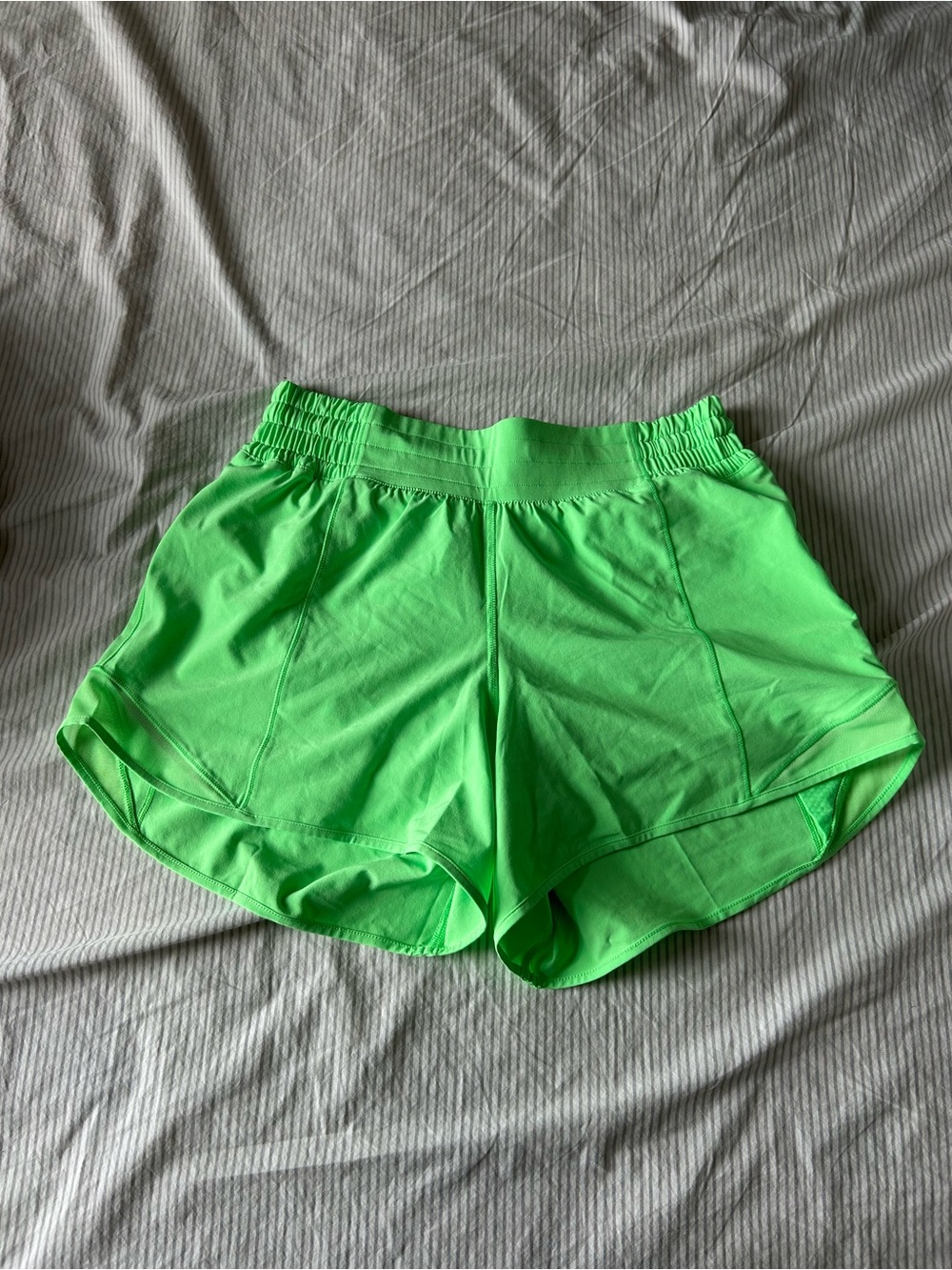 lululemon athletica high rise 4” hotty hot short in Pistachio